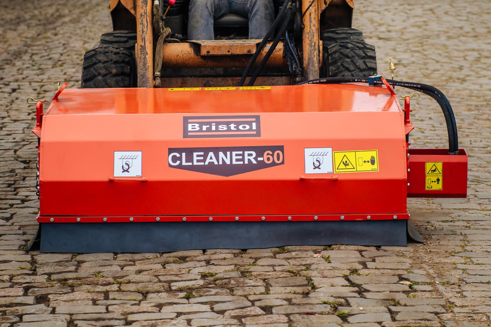 Vassoura Hidráulica Bristol Cleaner-60 en uso